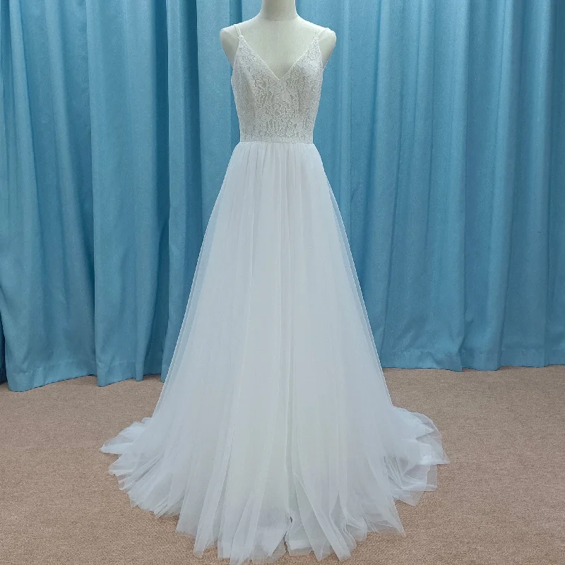 Women's Casual Attire Limited Quantities Tulle Simple V-neck Sheath Wedding Dress with Spaghetti Straps